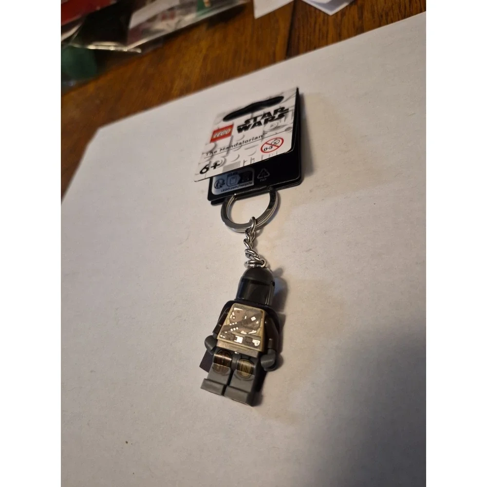 The Mandolorian LEGO Keychain Disney Star Wars - Picture 2 of 6